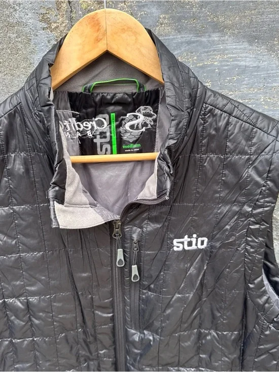 Men's Stio Azura Full Zip Puffer Primaloft Sleeveless Vest Jacket Medium Black - Picture 2 of 5